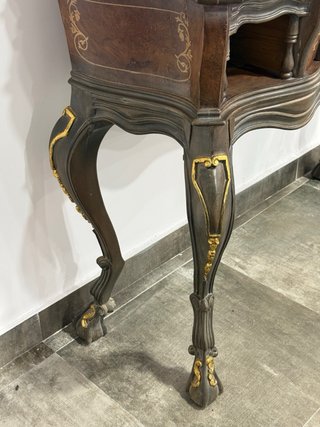 Mueble de madera con detalles dorados