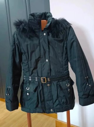 Cazadora negra con capucha y pelo
