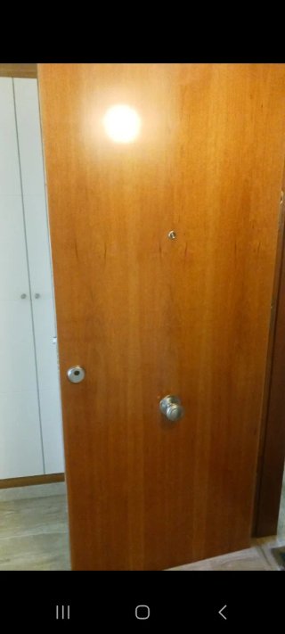 Puerta blindada con marco de madera
