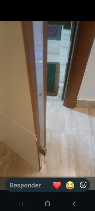 Puerta blindada con marco de madera