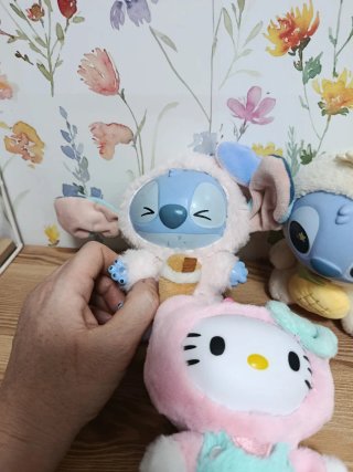 Lote peluches Stitch y Hello Kitty