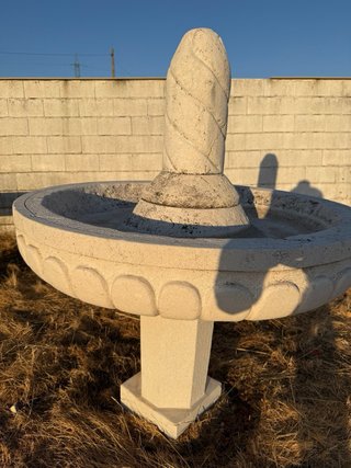 Fuente de piedra decorativa beige y gris