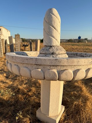 Fuente de piedra decorativa beige y gris