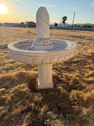 Fuente de piedra decorativa beige y gris