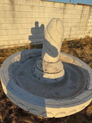 Fuente de piedra decorativa beige y gris