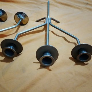 Candelabros de metal plateado