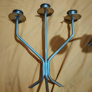 Candelabros de metal plateado