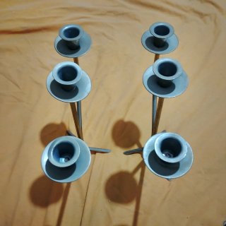 Candelabros de metal plateado