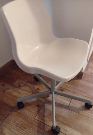 Silla de escritorio blanca y gris
