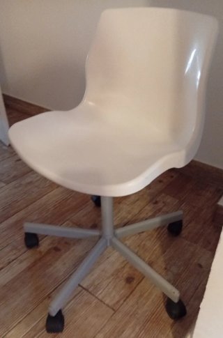 Silla de escritorio blanca y gris