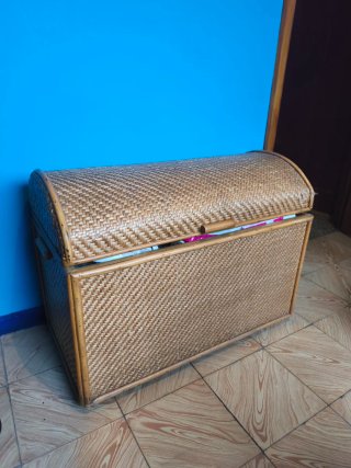 Baúl de mimbre y bambú