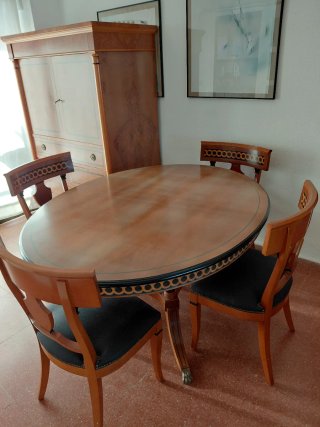 Mesa ovalada y 4 sillas estilo Imperio