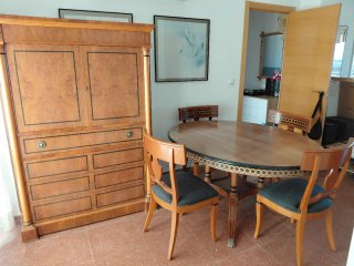 Mesa ovalada y 4 sillas estilo Imperio