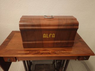 Máquina de coser Alfa antigua