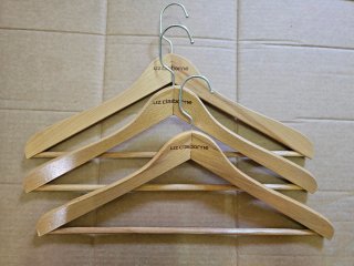 Perchas de madera y variedad
