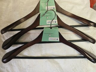 Perchas de madera y variedad