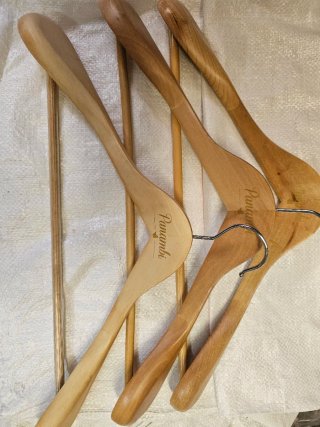 Perchas de madera y variedad