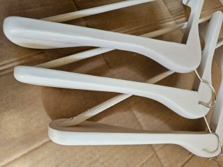 Perchas de madera y variedad