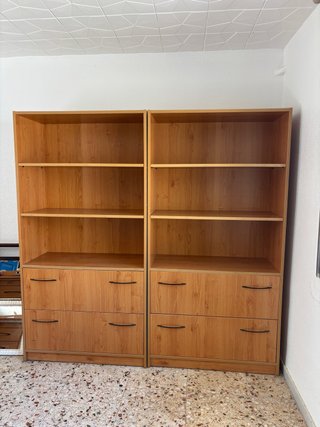 Estantería de madera con cajones