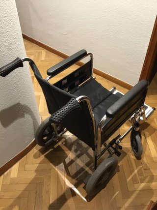 Silla de ruedas plegable en buen estado