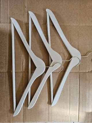 Perchas de madera beige y metal y variedades