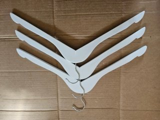 Perchas de madera beige y metal y variedades