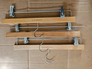 Perchas de madera beige y metal y variedades