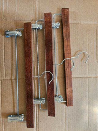 Perchas de madera beige y metal y variedades
