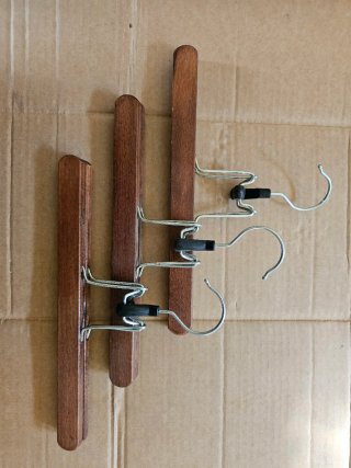 Perchas de madera beige y metal y variedades