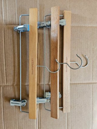 Perchas de madera beige y metal y variedades