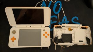Nintendo 2DS XL danneggiata - da riparare
