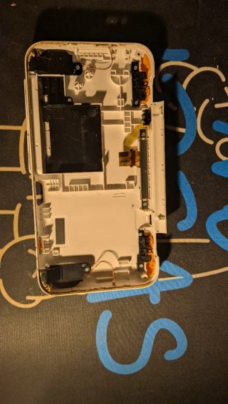 Nintendo 2DS XL danneggiata - da riparare