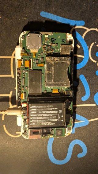Nintendo 2DS XL danneggiata - da riparare