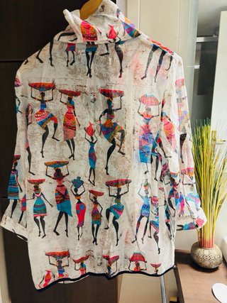 Chaqueta con cremallera y estampado