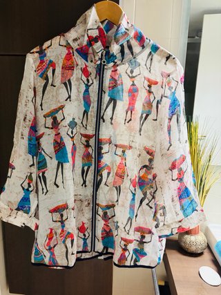 Chaqueta con cremallera y estampado