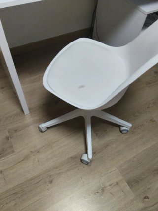 Silla giratoria blanca de plástico