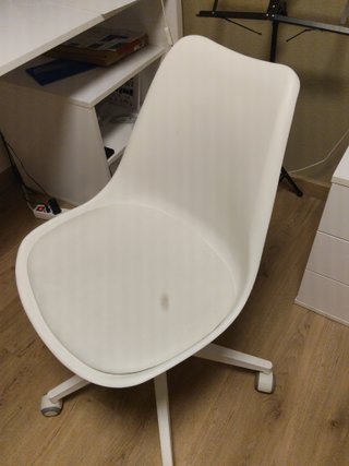 Silla giratoria blanca de plástico