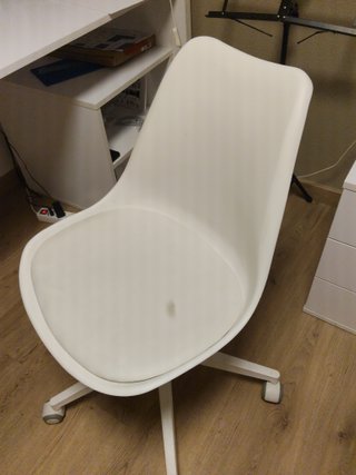 Silla giratoria blanca de plástico