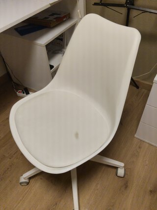 Silla giratoria blanca de plástico