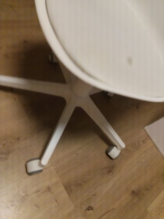 Silla giratoria blanca de plástico