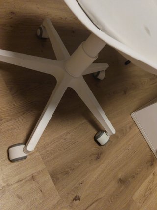 Silla giratoria blanca de plástico
