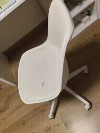 Silla giratoria blanca de plástico