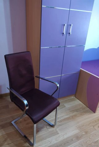 Armario, cama, espejo y silla