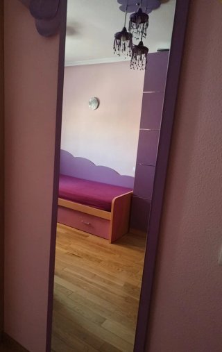 Armario, cama, espejo y silla