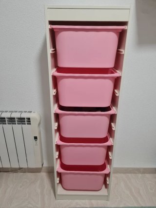 Estantería IKEA TROFAST con 5 cajones rosas