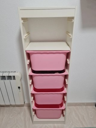 Estantería IKEA TROFAST con 5 cajones rosas