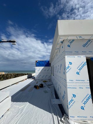 Trabajo. Oficial de pladur, montaje y estructura