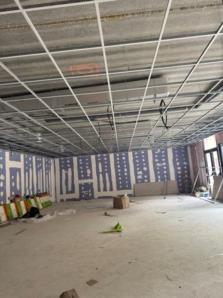 Trabajo. Oficial de pladur, montaje y estructura