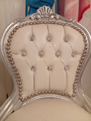Silla estilo barroco plateada