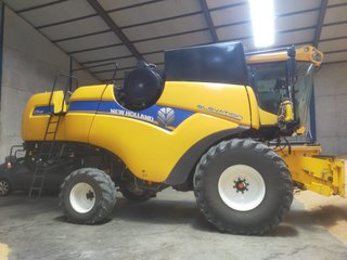 Cosechadora New Holland y Tractor John Deere